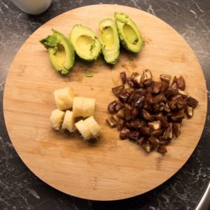 Avocado, Banane und Datteln vorbereiten