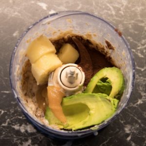 Banane, Avocado, Apfelmus und Kakao dazugeben