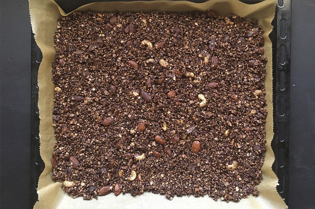 Die Granola-Masse möglichst gleichmäßig auf dem Backblech verteilen