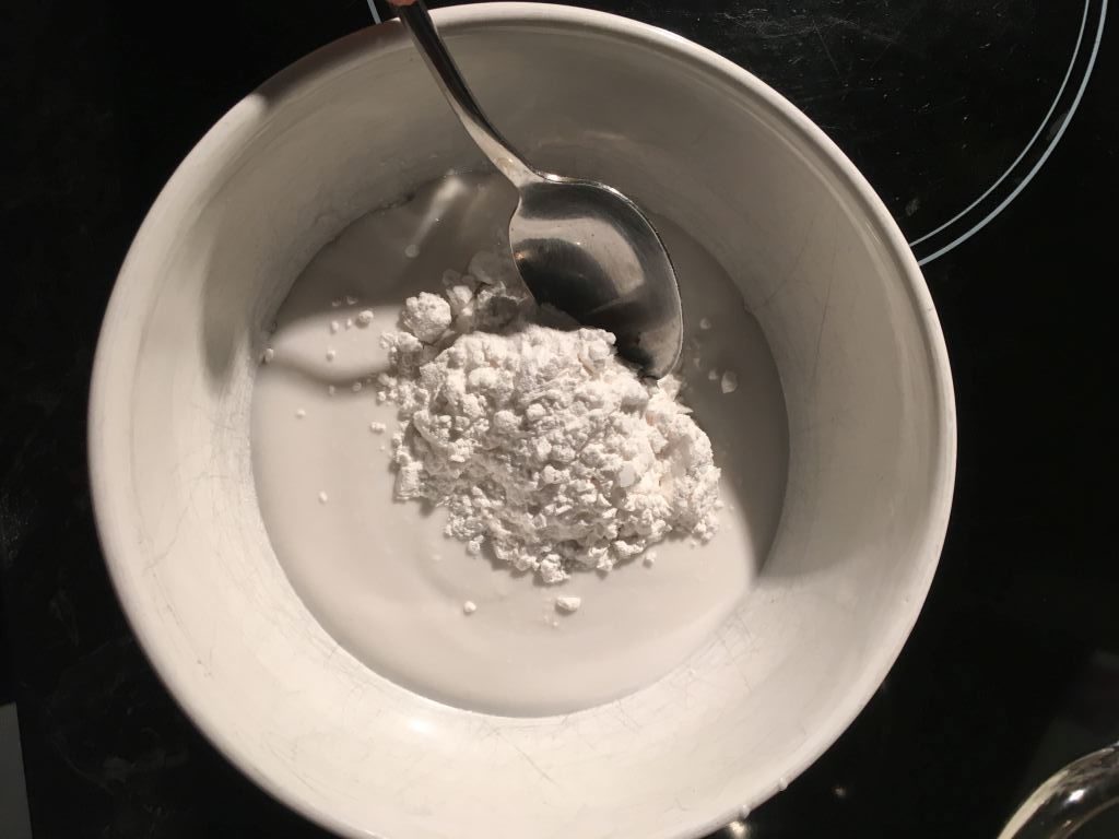 Etwas Kokosmilch mit der Stärke verrühren