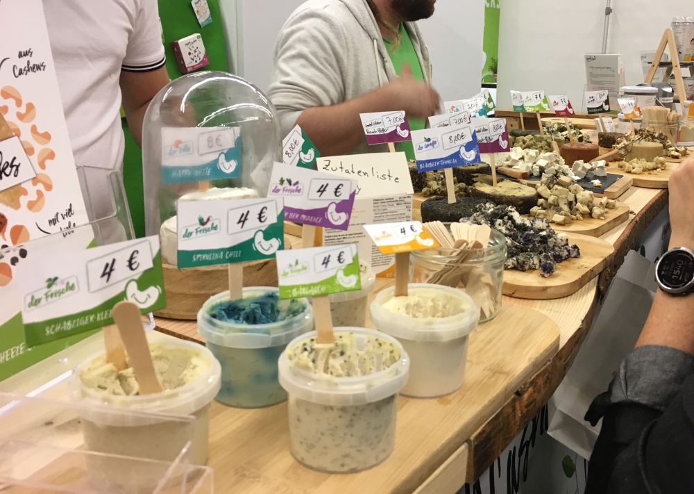 Die veganen Käsealternativen von Happy Cheeze in allen Farben und Formen