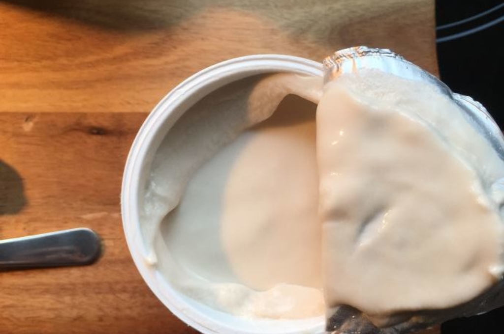 Der Cashewjoghurt sieht direkt nach dem Öffnen schon cremig aus.