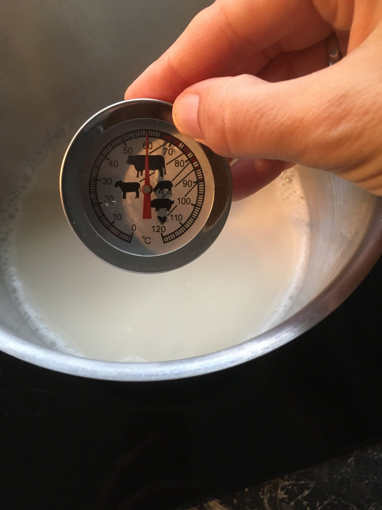 Die Hafermilch wird auf etwa 60 Grad erhitzt.